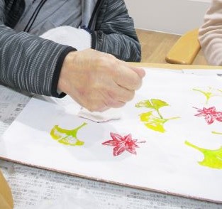 消しゴムハンコと絵の具を使って落ち葉のスタンプ！ ～癒しのさいたま浦和館グループホーム