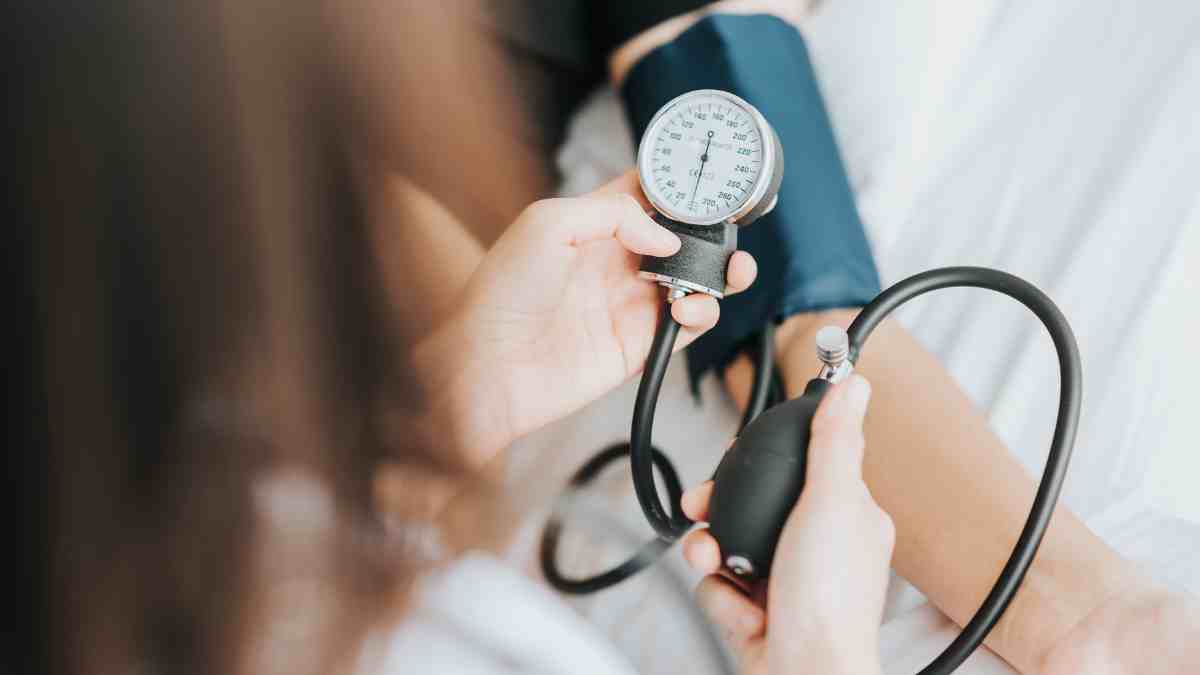 血圧の平均値はどのくらい？年代別の数値や基準値なども詳しく解説！