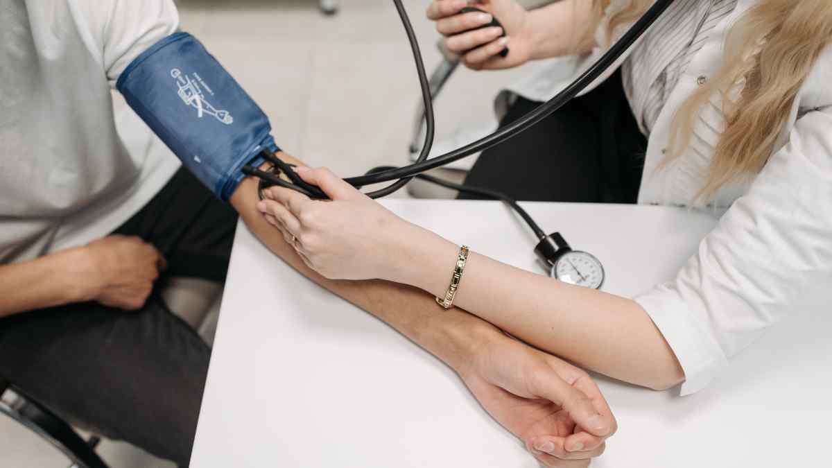 血圧が高い人の特徴とは？高血圧を防ぐ生活習慣や対策方法を紹介！