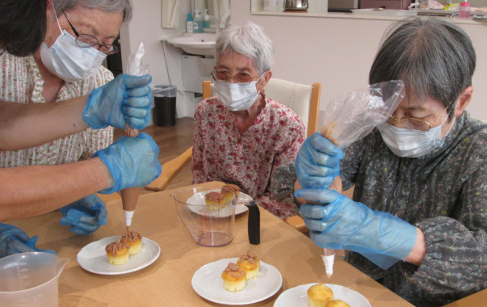 感謝の気持ちをモンブランに込めて　敬老の日のスイーツ作り ～癒しのさいたま浦和館グループホーム