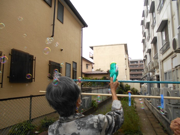 高く飛ばそう！シャボン玉！！  ～ 癒しのデイサービス市川おにだか