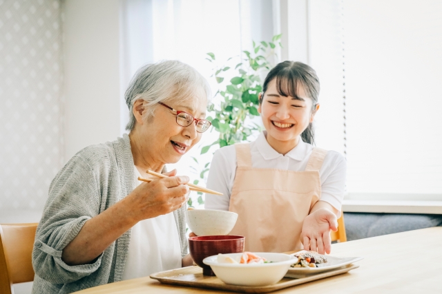 介護施設が人手不足になる背景・原因とは？5つの対処法も詳しく解説