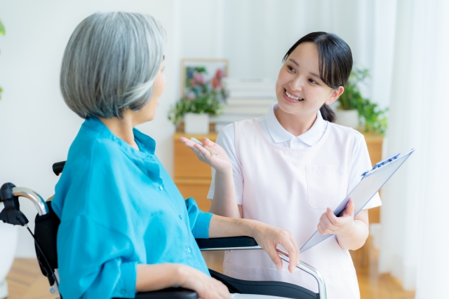 介護認定調査員になるには｜要件や仕事内容・働く場所も解説