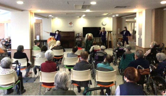 獅子舞の演舞  ～ シニア町内会癒しのまくはり館